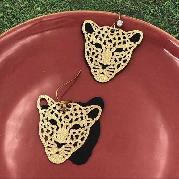 🌼 Leopard Face Gold Dangle Earrings - Picture 2 of 4